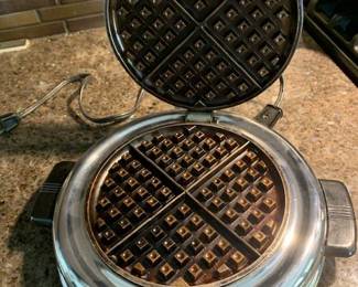 Vintage waffle iron with Bakelite handles, works great 