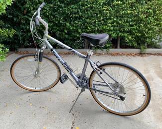 Giant Sedona bicycle with less than 10  short rides with tire pump