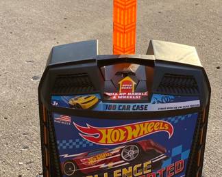 Vintage Hot Wheels rolling cary case with 100 vintage metal cars inside 