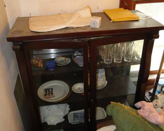 Display cabinet and glassware
