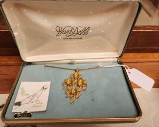 Van Dell pendant necklace in original box