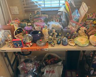 Knick knacks hundreds of items for $.25