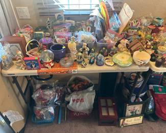 Knick knacks hundreds of items $.25