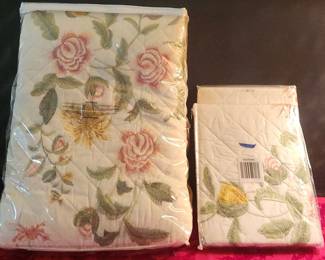 Floral Queen Quilt. and 2 Matching Shams