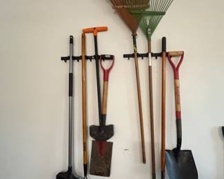 ASSORTMENT OF GARDEN TOOLS