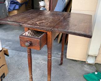 SEWING SIDE TABLE WITH DROP-DOWN TABLE LEAVES.