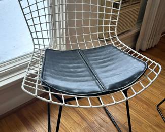 Set of 4 Knoll Bertoia chairs with two sets of pads (black and blue)