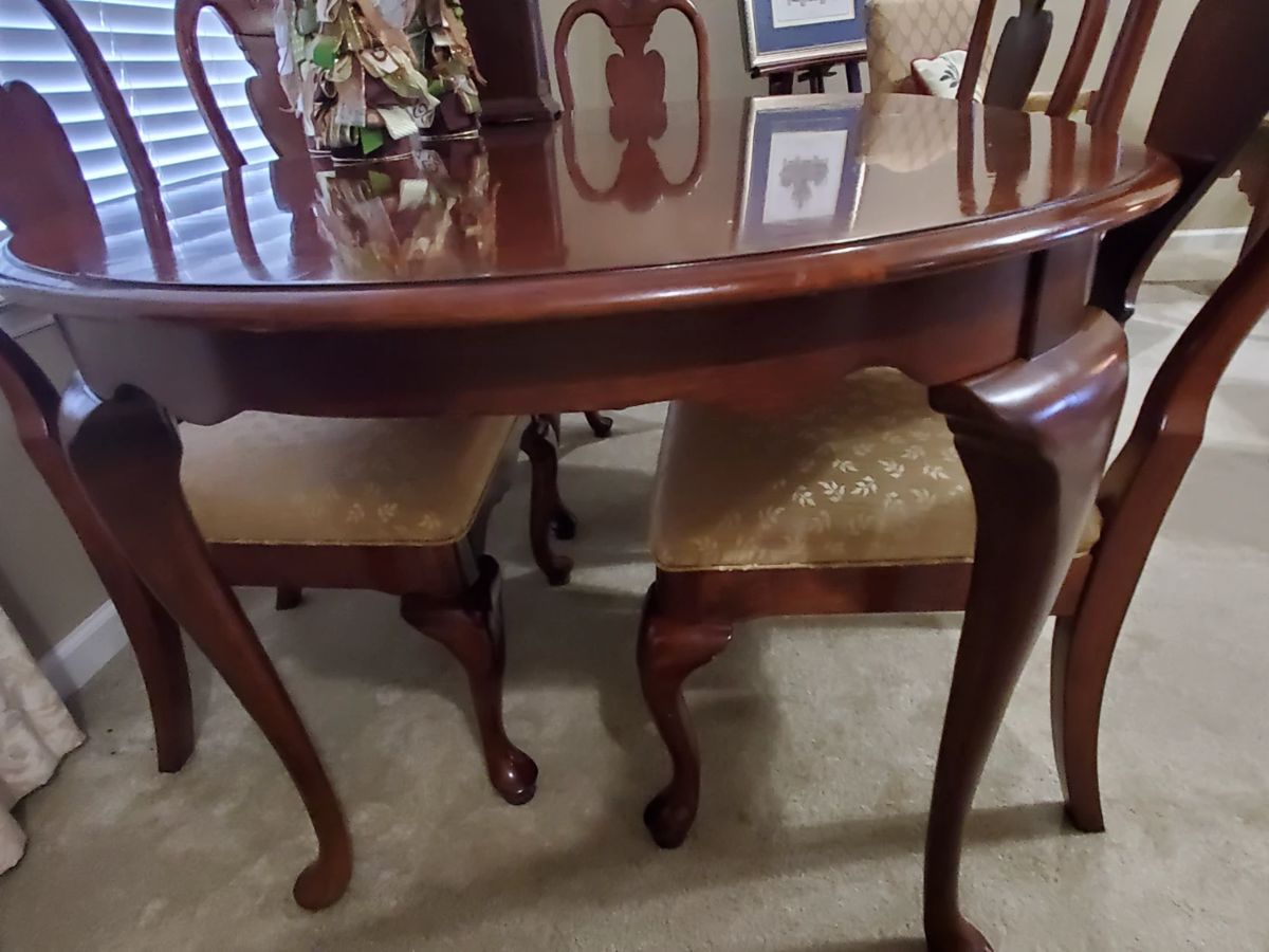 This  Oval Table with six chairs (two captains) has two leaves.  In great condition!