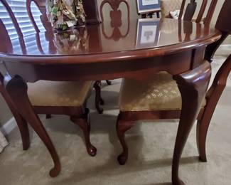 This  Oval Table with six chairs (two captains) has two leaves.  In great condition!