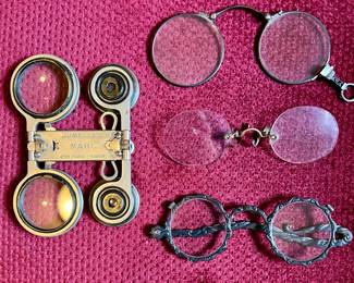 Jumelles Mars folding opera glasses and antique spectacles
