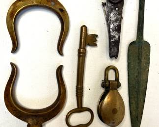 Assorted vintage brass items