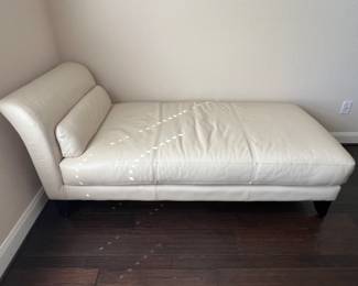 Beautiful (Excellent Condition), Cream Colored, Leather Chaise Lounge by Divani Chateau d'Ax