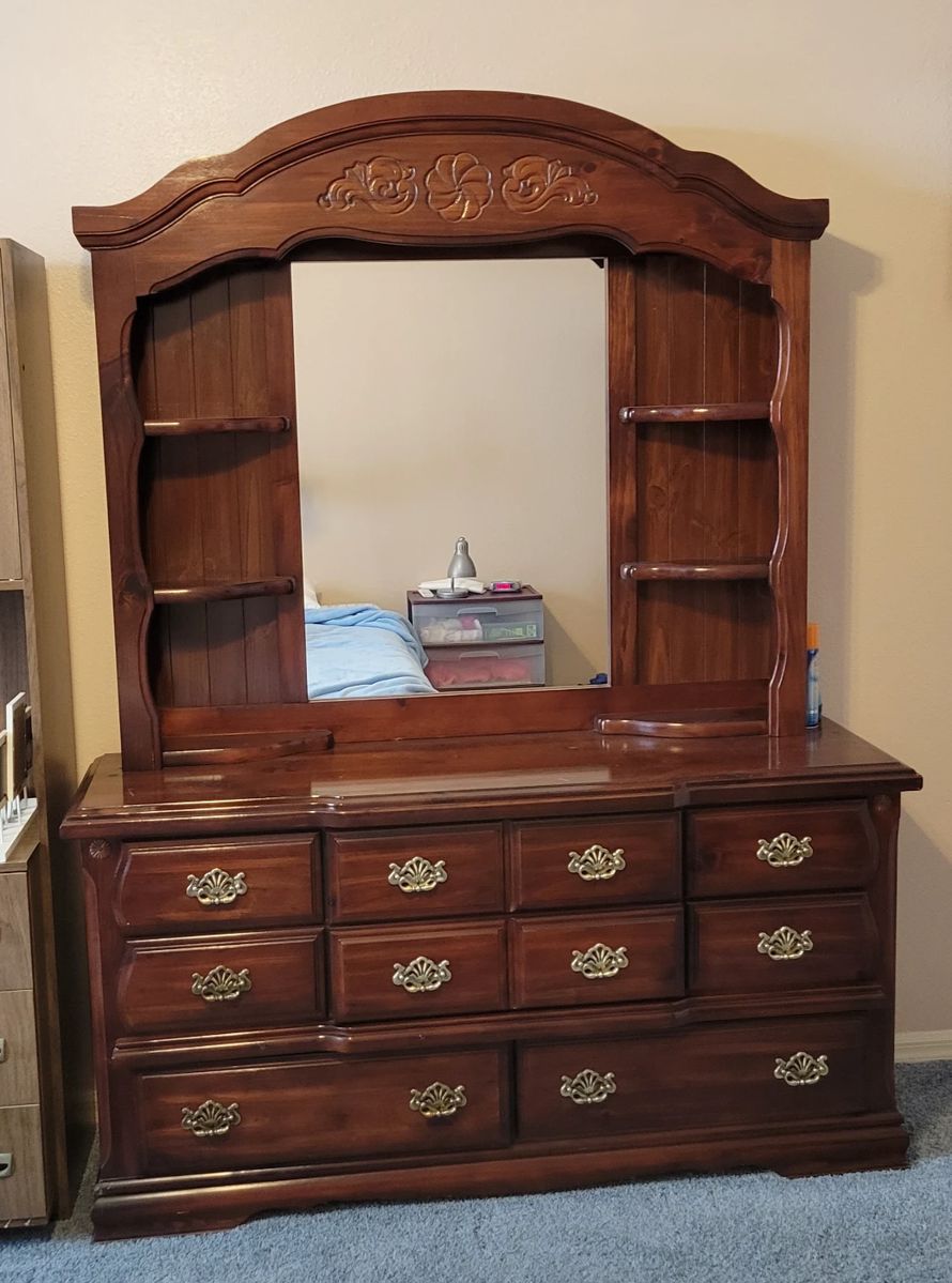Wood dresser/chest set (Vaughn Bassett)