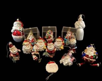 ROHU501 Here Comes Santa Claus Collection Of Decorative Santas	Assortment of Santa ornaments, including "God Bless America" and a shelf-sitter with dangling legs

