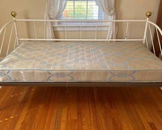 Metal daybed