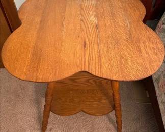Oak clover leaf table