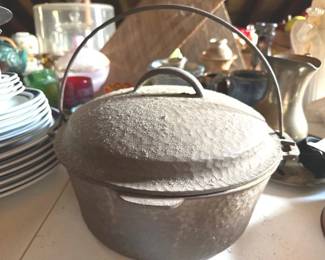 Cast iron pot with lid and handle