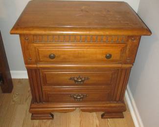 BROYHILL NIGHTSTAND