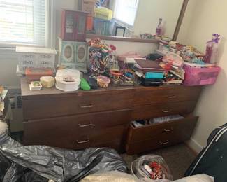 Lots of costume jewelry / 5 pieces bed set 