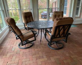 4 Woodard Cortland Cushion Aluminum Swivel Rocker Outdoor Lounge Chair & Table Woodard's Signature Cast Aluminum collection
Used indoors 