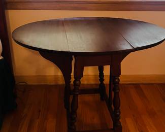 Antique Oval Colonial Style Drop Leaf Accent Table