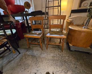 Pair of Early 19th Century American Country Tiger Maple Chairs