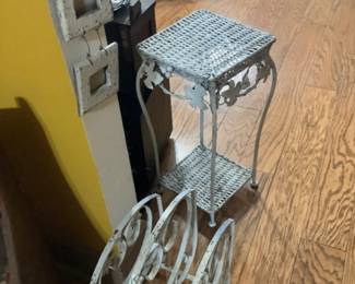 Iron holder/ wicker tbl