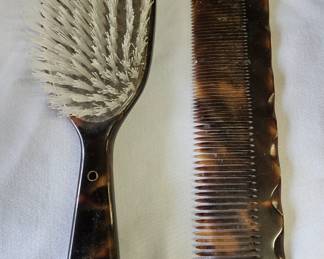 Comb and brush set.