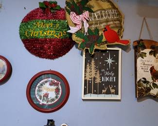 HOLIDAY WALL DISPLAYS