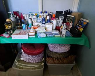 PERSONAL CARE ITEMS, MANY DECORATIVE PILLOWS