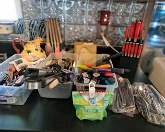 KNIVES, KITCHEN UTENSILS, STAINLESS FLATWARE