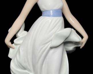 Nao by Lladro Walking on Air 