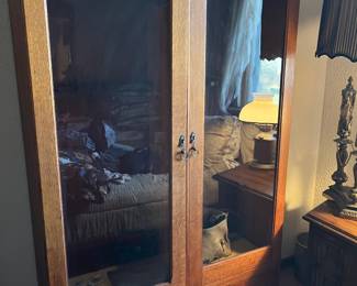 Gun cabinet with lock