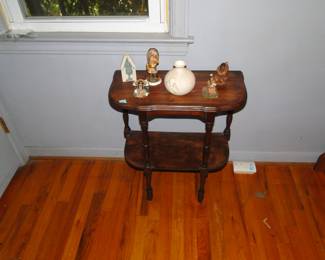 Nice two tier table, with plenty of fun items to decorate with