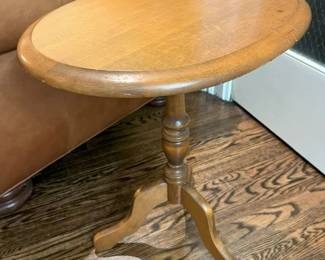 55 Maple Oval Accent Tablemin