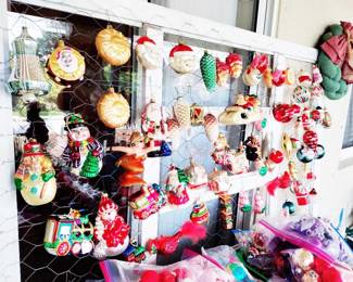 LARGE SELECTION OF VINTAGE CHRISTMAS ORNAMENTS
