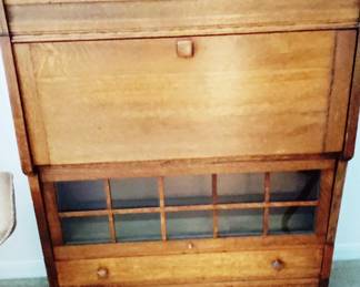 VINTAGE OAK DESK EXCELLENT CONDITION, DROP DOWN