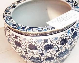 VINTAGE CHINESE POT