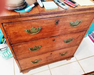 BACHELOR'S CHEST - BATWING PULLS - LATE 18TH CENTURY w/APRON BEADING ON DRAWERS