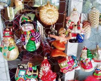 LARGE SELECTION OF VINTAGE CHRISTMAS ORNAMENTS