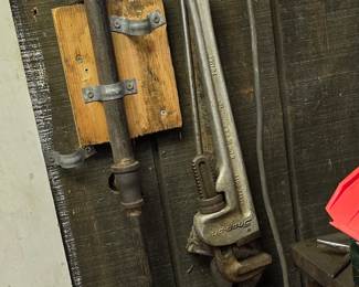 Pipe wrenches