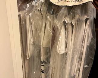 Linens Including Tableclothes, Napkins And Other Pieces