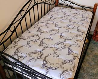 $65 - Twin Day bed w/ pop up trundle 