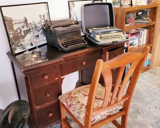 $30 - Double pedestal wood desk on Saturday 
