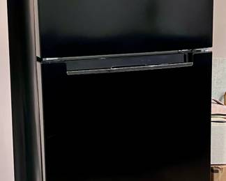 Magic Chef Apartment Sized Refrigerator, perfect for a dorm room.