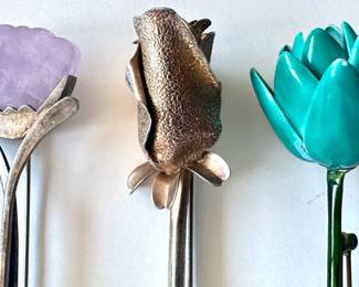 3 Vintage Flower Pins
Lot #: 92