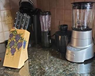 Lots of kitchen ware