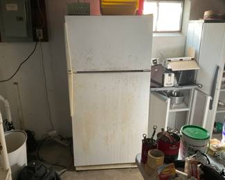 RUNS, JUST NEEDS A GOOD CLEANING.  IT IS FREE TO WHO WANTS THE JOB TO CLEAN IT.  AND GET IT UP THE STEPS,  IF WE HELP $ 50.00 LIFT CHARGE. 