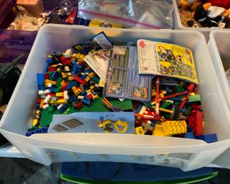 LEGOS BU THE TUB