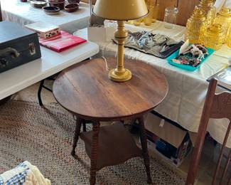 Spindle-leg side table; vintage lamp